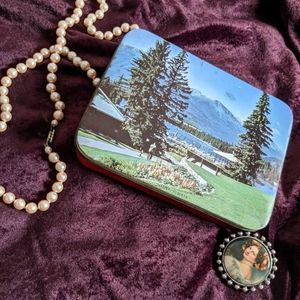 Vintage decorative tin with hinges